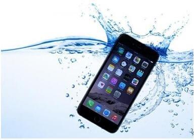 有网友在拆机后发现iPhone 6s比起6边框增加了0.3毫米，为防水垫片提供了空间，并且在屏幕周边多了大量的粘合物，尽管在测试后发现6s并不能做到完全的防水，但是近日苹果新申请的专利则表明iPhone 7可能真的能防水了。苹果通过在屏幕上添加疏水表面来防止液体流入屏幕元件中，并且能让流入的液体以水蒸气的形式蒸发出去，避免液体对内部元件的损坏。
