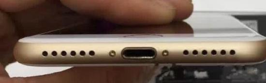 新iPhone将移除现有的耳机插孔，转而通过蓝牙和充电插口来连接耳机，从而为新加一个扬声器腾出空间。苹果在2014年开始授权耳机制造商生产可通过iPhone充电插口连接的耳机，并在同年收购了耳机制造品牌Beats。