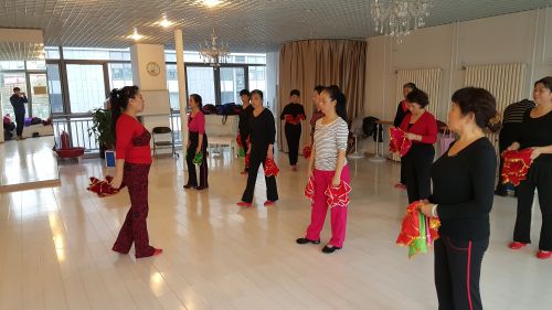 11月25日下午，北京回龙观一间舞蹈房内，红枫叶舞蹈团的大妈们在跟老师学跳新舞