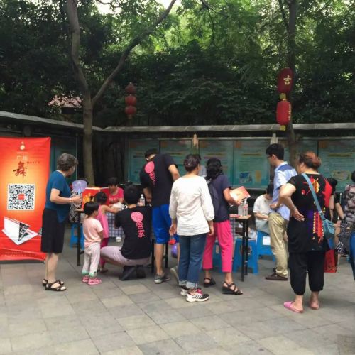 7月的杭州，大福广场舞的团队在小区内尝试向大妈们售卖产品