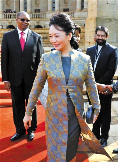 3月26日，彭丽媛在南非比勒陀利亚。她的着装引发“中国风”热议。