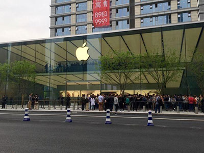 杭州第二家苹果店开业：果粉疯狂 日本果粉排队不怕死