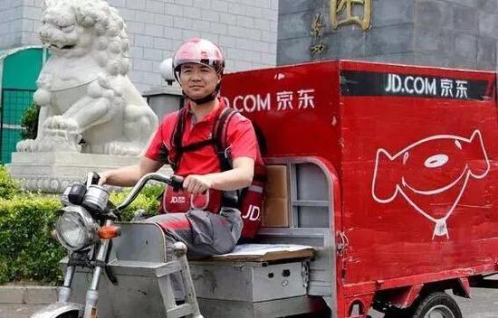 图：刘强东亲自送快递