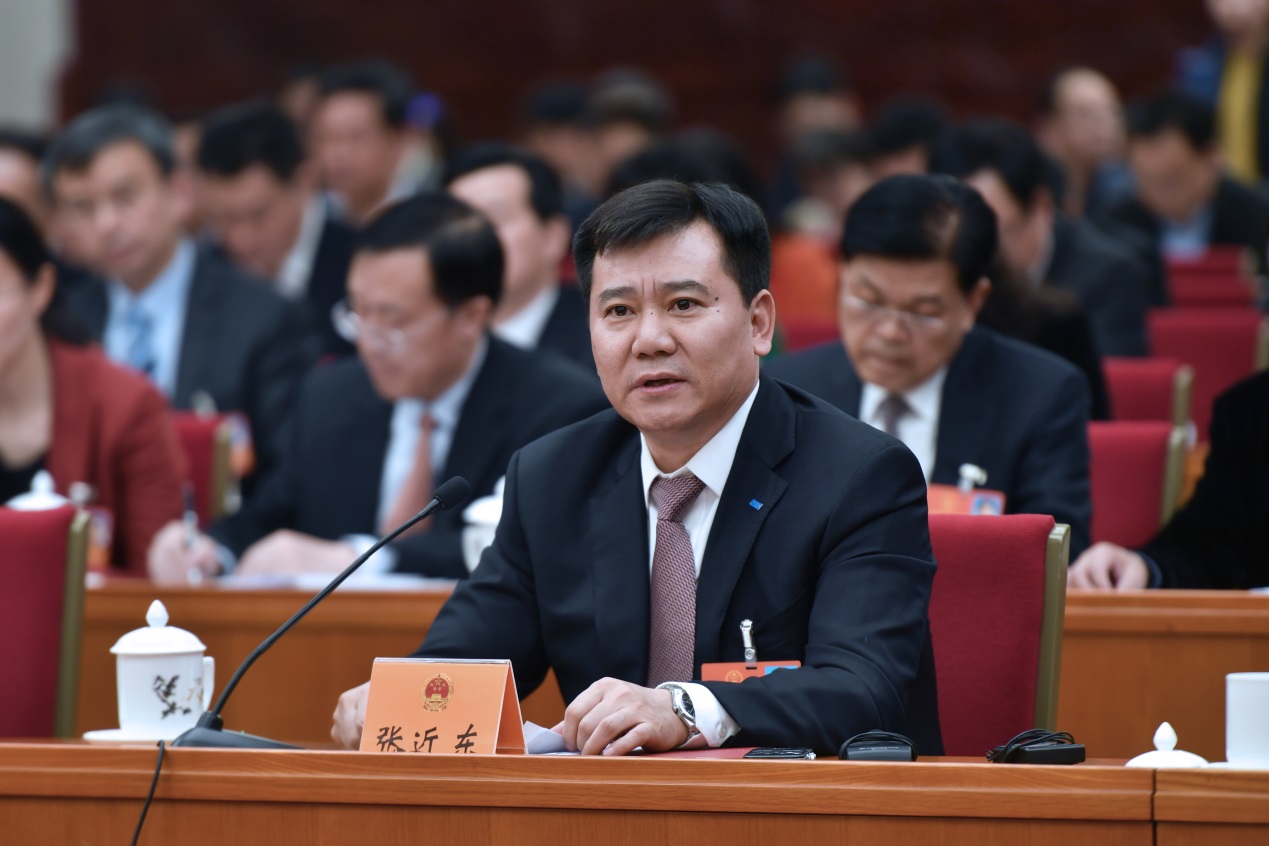 D:\2018\3月两会\2018两会建议通稿\图片\张近东2018两会照片致夏妍\4、图为全国人大代表张近东在十三届全国人大一次会议上审议政府工作报告.jpg