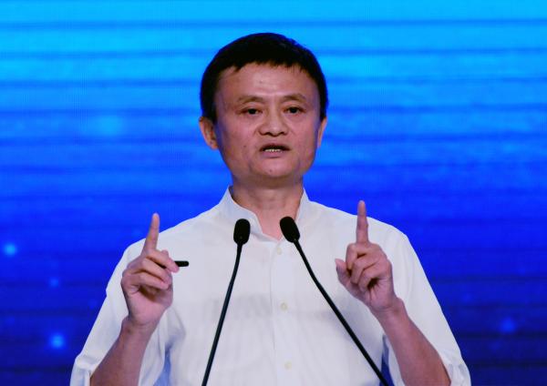 马云坦言，花钱比赚钱确实要难很多。创业20多年，这20年来都是花时间在赚钱，所以目标是前20年挣钱，后30年花钱。 CFP 资料
