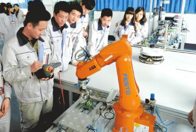 东莞工人怎么办：辞八千月薪工作转型机器人技工