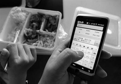 一名白领在办公室内通过手机短信预订周阿姨的私房午餐 均为晚报 王浩然